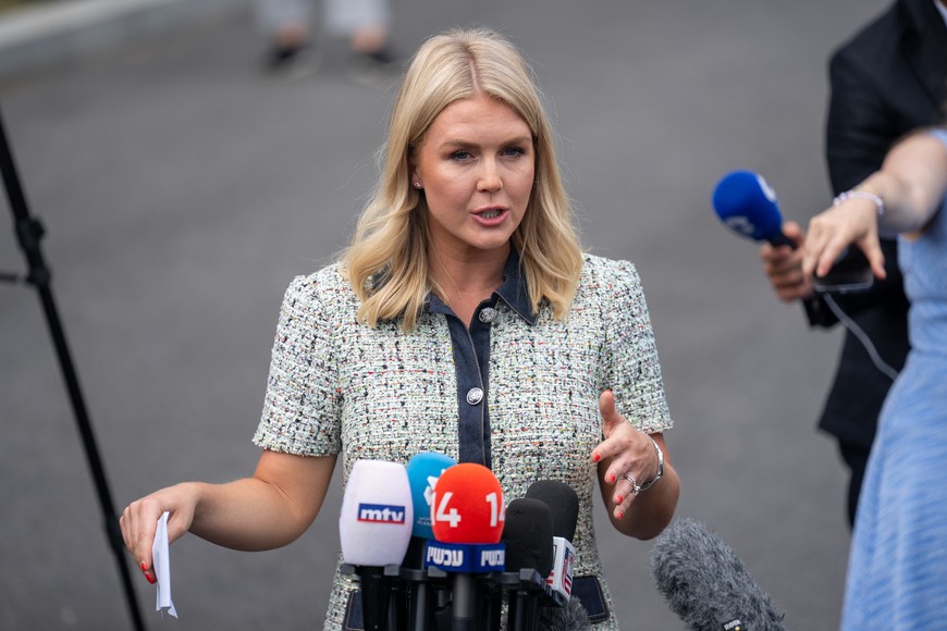 (250722) -- WASHINGTON, 22 julio, 2025 (Xinhua) -- Imagen del 21 de julio de 2025 de la secretaria de Prensa de la Casa Blanca, Karoline Leavitt, hablando con reporteros en la Casa Blanca, en Washington, D.C., Estados Unidos. Leavitt informó el lunes que la Administración Trump revocó la credencial de prensa del Wall Street Journal (WSJ) para cubrir el próximo viaje del presidente a Escocia, según informaron medios estadounidenses. La decisión se produjo pocos días después de que ese diario publicara que Trump supuestamente escribió una carta al acaudalado financiero Jeffrey Epstein en 2003. (Xinhua/Hu Yousong) (jg) (ra) (vf)