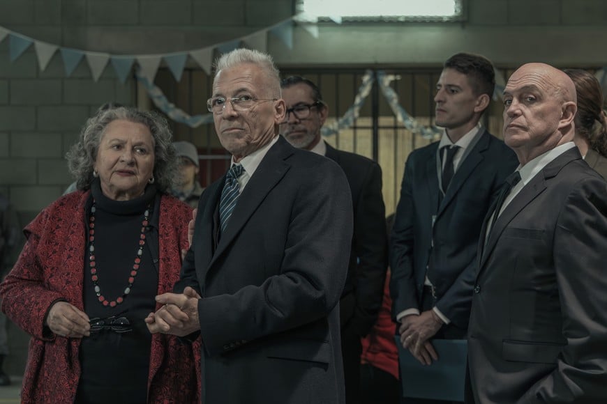 Las internas cubiertas de barro, símbolo de la crudeza del sistema que enfrentan.