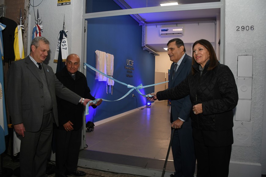 De Palma y De Feo, autoridades de la UCSF, junto al arzobispo Sergio Fenoy, y a la diputada Clara García, procedieron al tradicional corte de cintas del nuevo espacio. Crédito: Manuel Fabatía