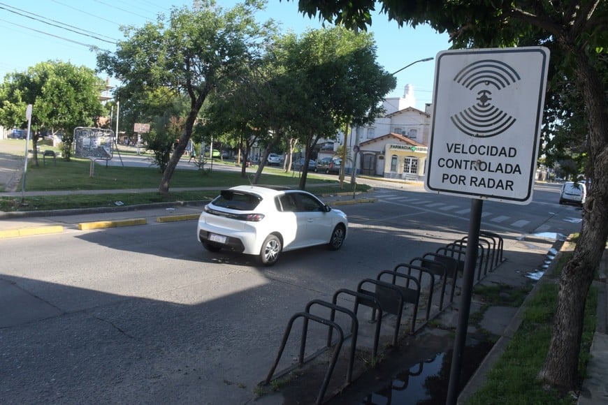 Absuelven a una conductora que recibió 13 fotomultas por exceso de velocidad en el radar de calle Marcial Candioti