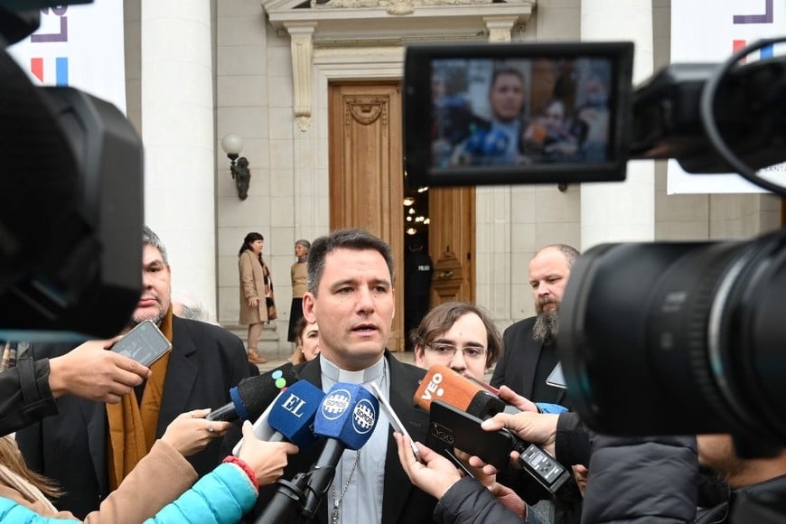 "La Constitución de Santa Fe tiene que tener un rostro humano", dijo el obispo auxiliar de Santa Fe, monseñor Matías Vecino, junto al Equipo Interdiocesano. Crédito: Flavio Raina.