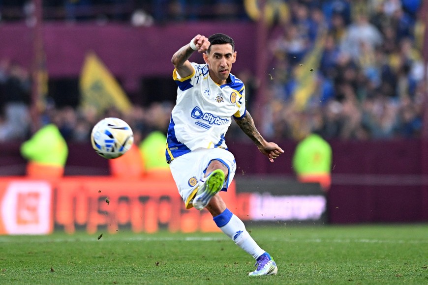 Soccer Football - Primera Division - Lanus v Rosario Central - Estadio Ciudad de Lanus, Buenos Aires, Argentina - July 19, 2025
Rosario Central's Angel Di Maria in action REUTERS/Rodrigo Valle