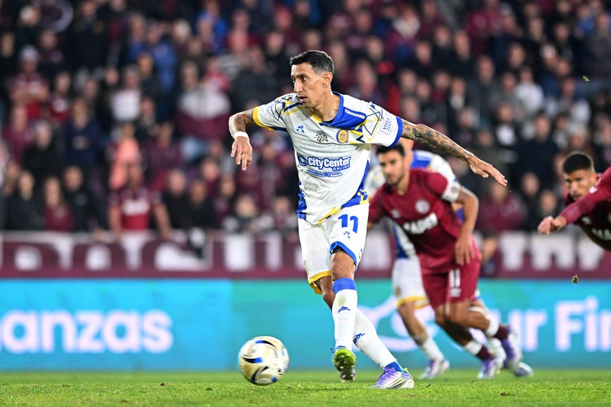 Soccer Football - Primera Division - Lanus v Rosario Central - Estadio Ciudad de Lanus, Buenos Aires, Argentina - July 19, 2025
Rosario Central's Angel Di Maria scores their first goal from the penalty spot REUTERS/Rodrigo Valle