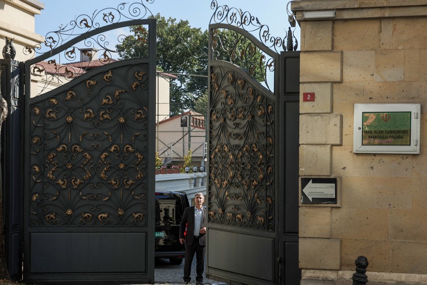 A vehicle enters the Iranian Consulate where Iran is to hold nuclear talks with the so-called E3 group of France, Britain and Germany, in Istanbul, Turkey, July 25, 2025. REUTERS/Dilara Senkaya