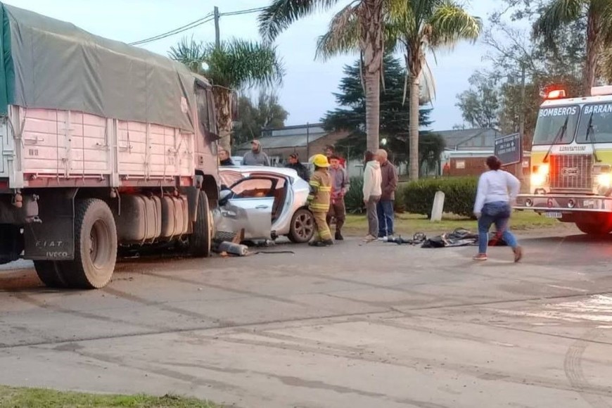 Los equipos trabajaron para asistir a la víctima.