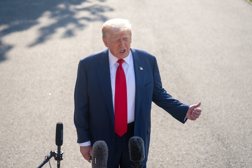 (250725) -- WASHINGTON, 25 julio, 2025 (Xinhua) -- El presidente estadounidense, Donald Trump, habla ante reporteros previo a su partida hacia Reino Unido, en la Casa Blanca, en Washington D. C., Estados Unidos, el 25 de julio de 2025. (Xinhua/Hu Yousong) (rtg) (ra) (ce)