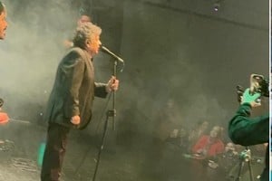 Cacho Deicas durante su regreso a los escenarios en el show de Los Iracundos.