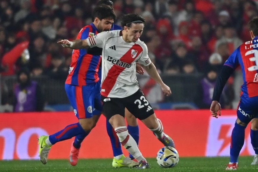 Matías Galarza Fonda controla la pelota en la mitad de la cancha, en su debut con la camiseta de River.
