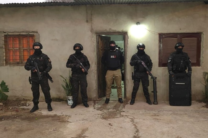 Allanamiento para detener a Torito Serrano, hermano de Cartucho. Policial. Barrio Estanislao López. PDI.