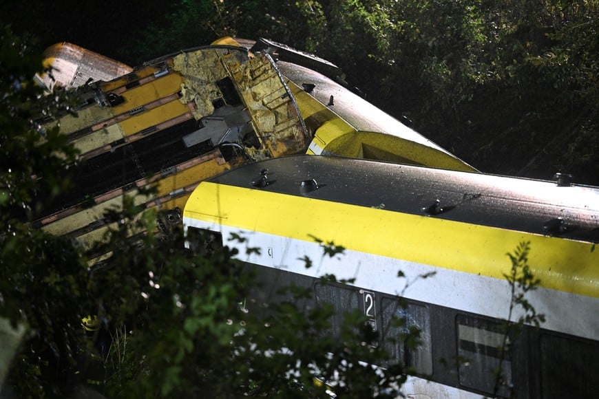 The site of a train crash is lit at night after a local train derailed causing the death of several passengers, in Riedlingen near Biberach, Germany, July 27, 2025.   REUTERS/Markus Ulmer