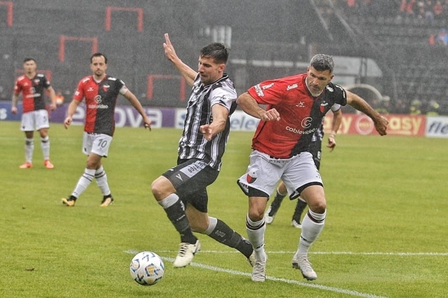 Colón con juveniles volvió a marcar mal en su área y sin puntería en el arco de enfrente.