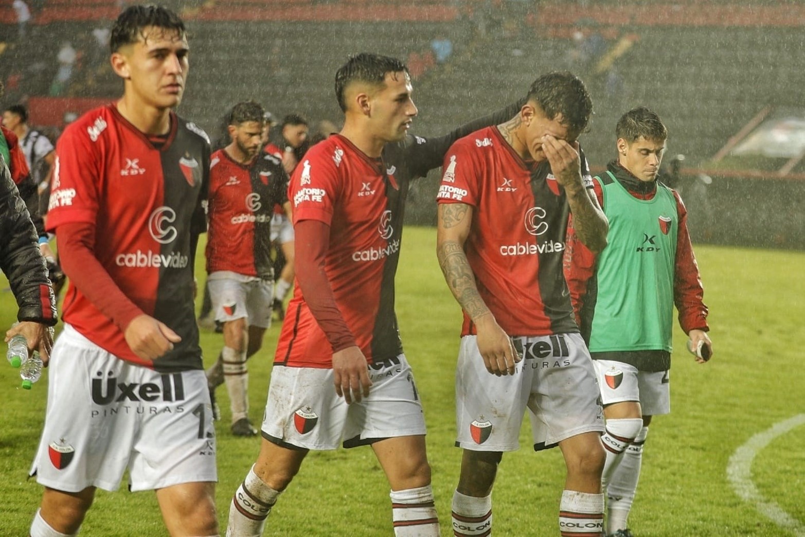 Colón con juveniles volvió a marcar mal en su área y sin puntería en el arco de enfrente.
Ibarra llorando la derrota...