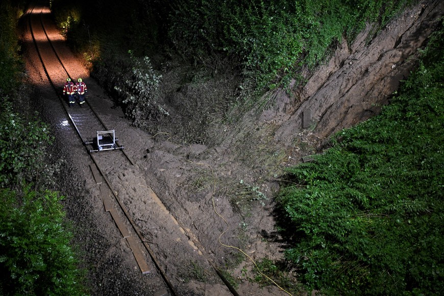 A landslide following heavy rainfalls is seen next to the rails where a local train derailed causing the death of several passengers, in Riedlingen near Biberach, Germany, July 27, 2025.   REUTERS/Markus Ulmer     TPX IMAGES OF THE DAY