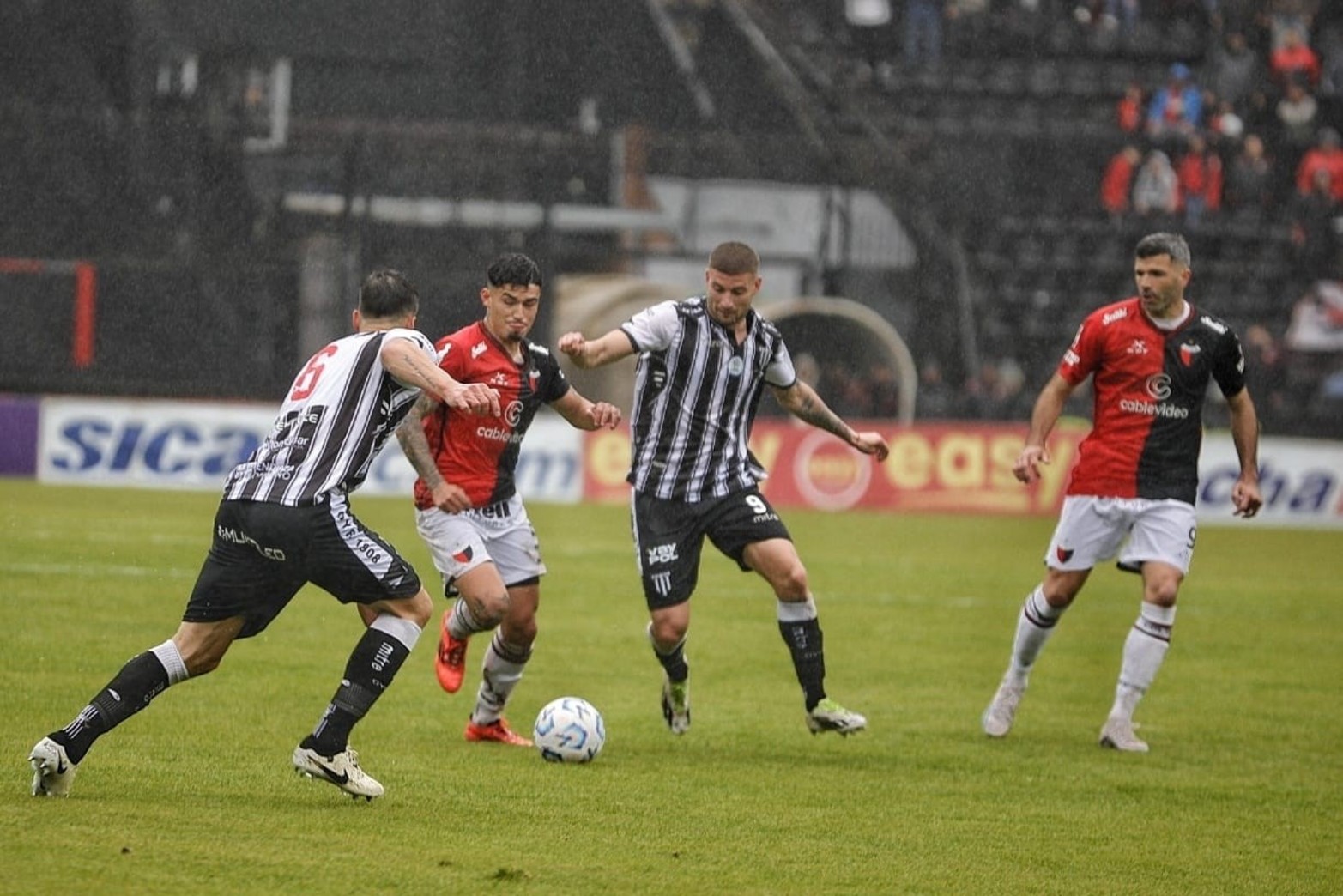 Colón con escasa creación de juego y definición.
Lo mejor fue su gente...