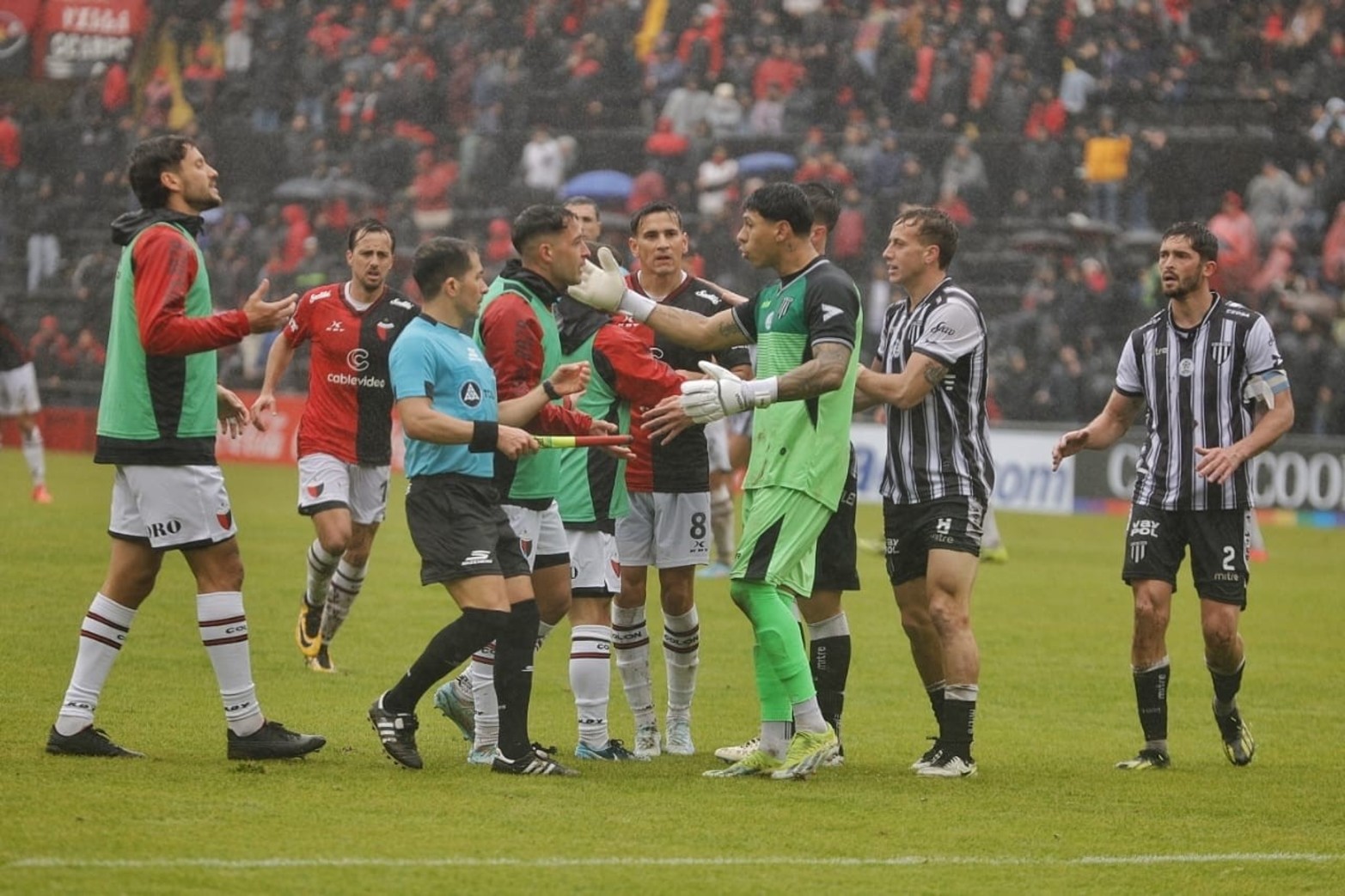Colón con juveniles volvió a marcar mal en su área y sin puntería en el arco de enfrente.
La discusión al finalizar el primer tiempo...