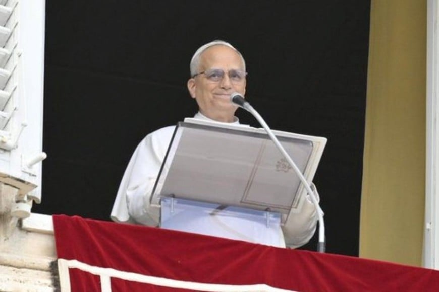 El papa León XIV asomado desde el Palacio Apostólico a la hora del Ángelus.