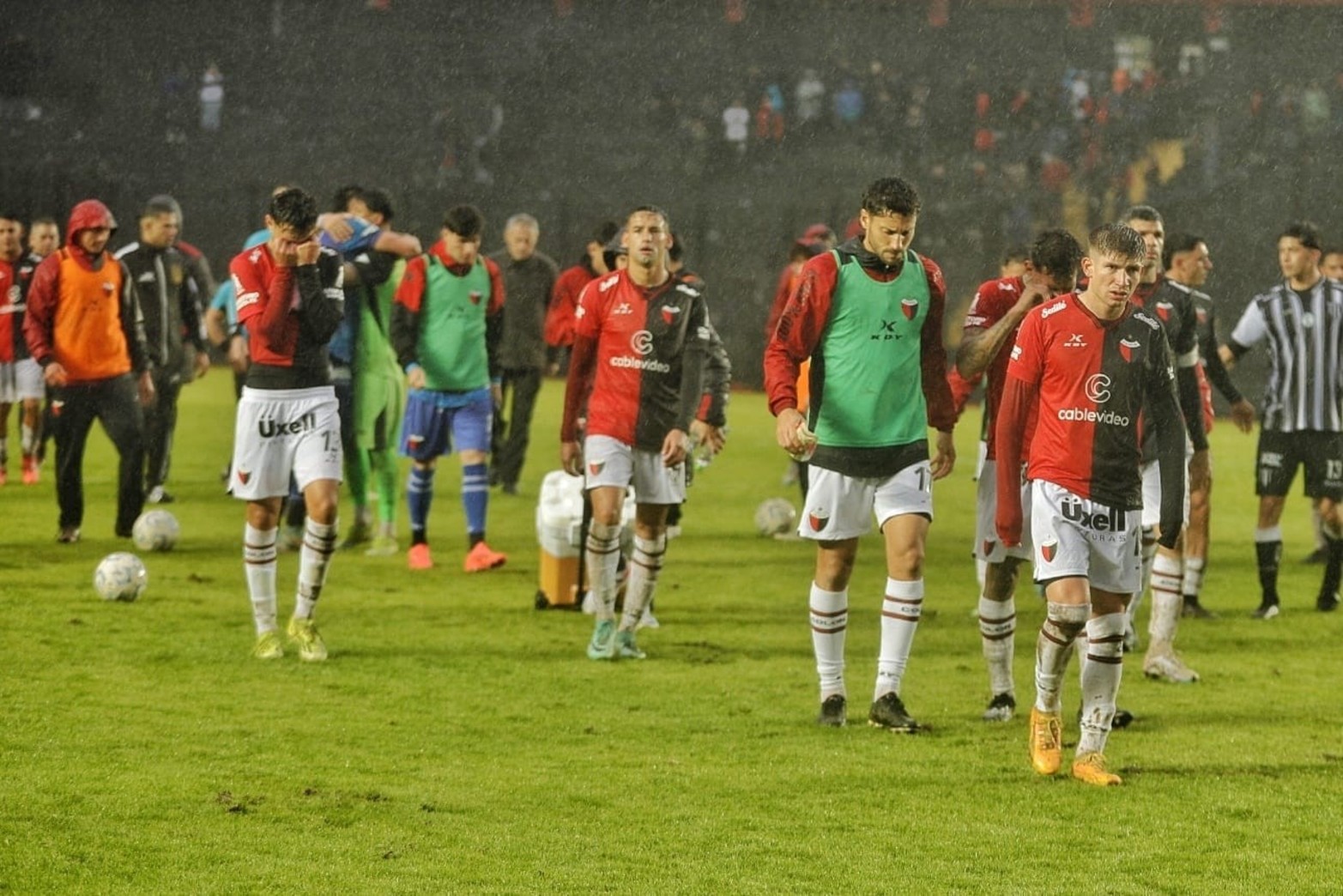 Colón con juveniles volvió a marcar mal en su área y sin puntería en el arco de enfrente.
Lo mejor fue su gente...
