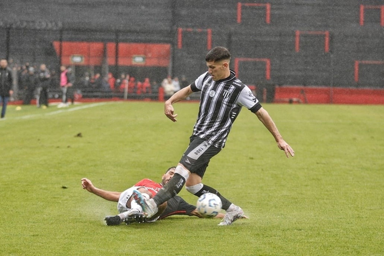 Colón con juveniles volvió a marcar mal en su área y sin puntería en el arco de enfrente.