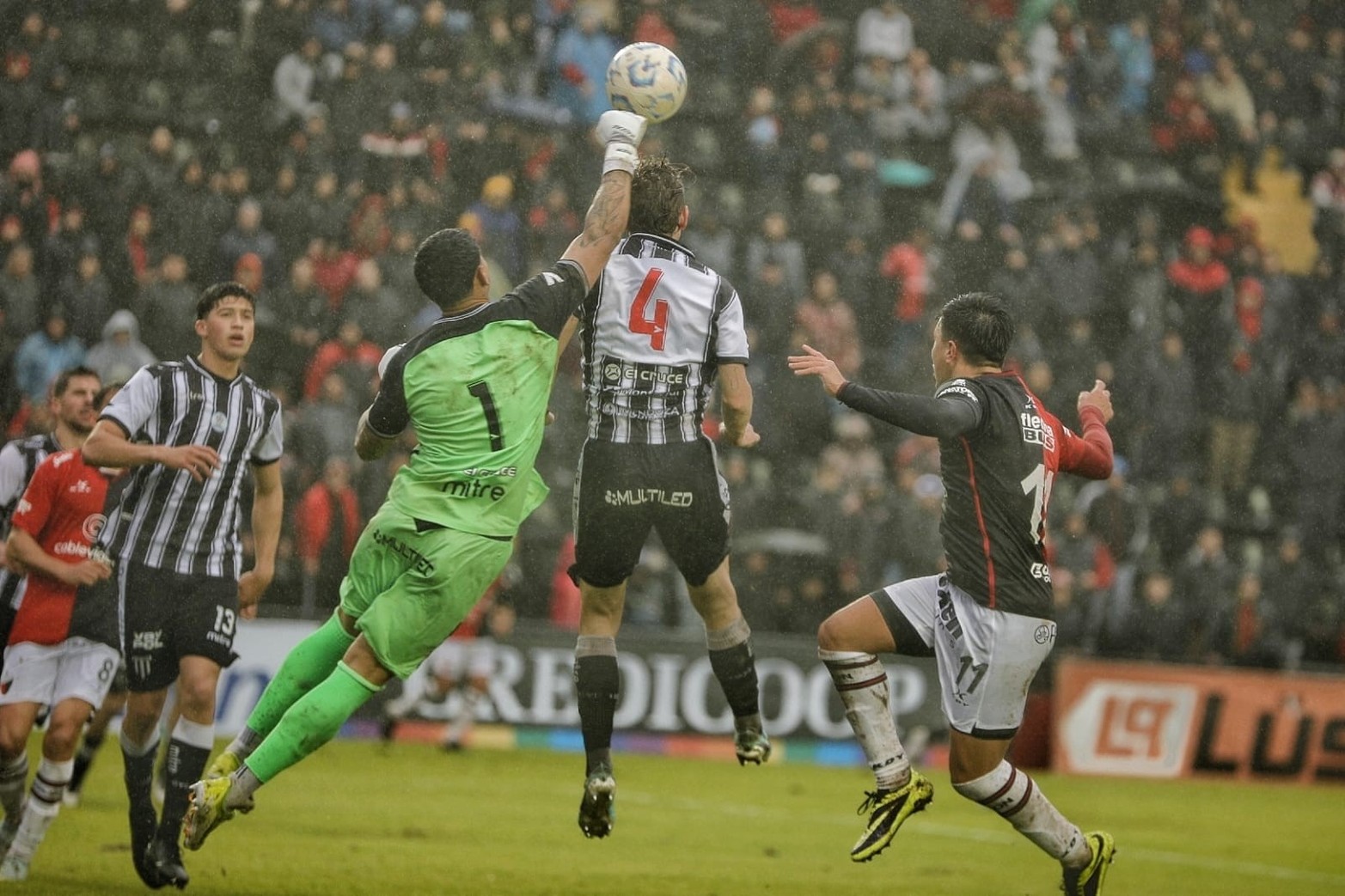 Colón con escasa creación de juego y definición.
Lo mejor fue su gente...