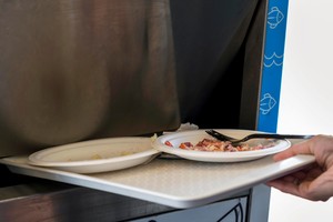 Camarera queda atrapada en un montacargas y su pedido de ayuda se vuelve viral.