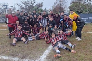 Deportivo Santa Rosa. El equipo de Osmar Martínez ganó y es escolta de Las Flores. Crédito: Gentileza Rodrigo Müller