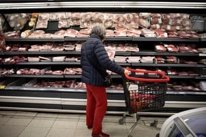 (250722) -- BUENOS AIRES, 22 julio, 2025 (Xinhua) -- Una mujer observa los cortes de carne vacuna exhibidos en un supermercado, en la ciudad de Buenos Aires, capital de Argentina, el 22 de julio de 2025. El consumo de carne vacuna por habitante en Argentina registró un aumento de 5,2 por ciento interanual en junio, mostrando una fuerte recuperación tras los niveles mínimos en décadas alcanzados en 2024, informó el lunes la Cámara de la Industria y Comercio de Carnes y Derivados del país. (Xinhua/Martín Zabala) (mz) (jg) (ra) (ce)