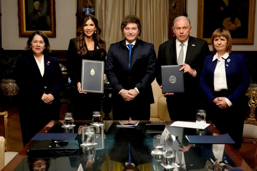 Milei recibió a la secretaria de Seguridad de Trump, quien firmó acuerdos para que argentinos accedan a la Visa Waiver Gerardo Werthein Kristi Noem