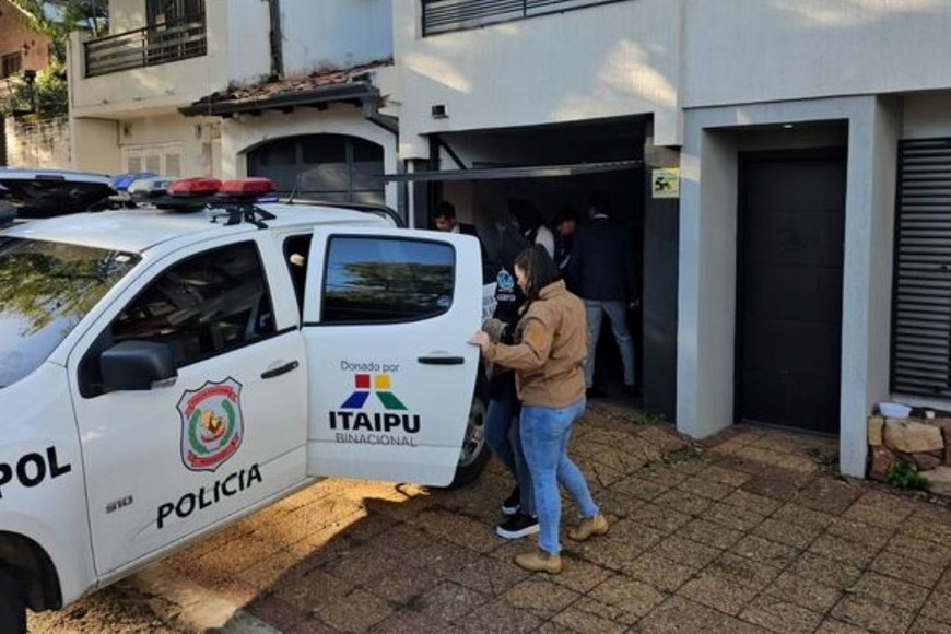 El momento de la detención de Edgardo Kueider y su secretaria Iara Guinsel.