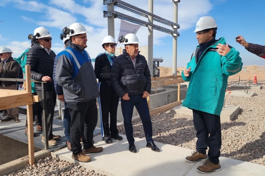 Cornejo y Marín recorrieron la obra del Parque Solar El Quemado junto a técnicos de YPF Luz.