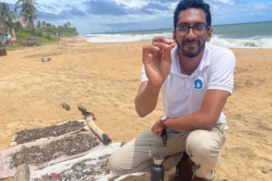 Muditha Katuwawala muestra diminutos gránulos recogidos en una playa de Sri Lanka.