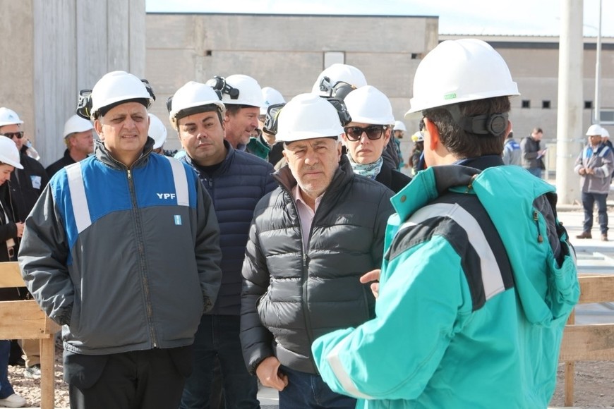 Supervisaron los avances del parque solar que ya tiene montados más de 50.000 paneles.