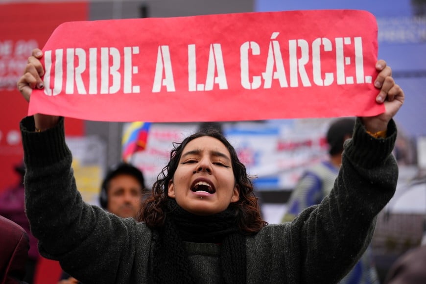 (250729) -- BOGOTA, 29 julio, 2025 (Xinhua) -- Imagen del 28 de julio de 2025 de una mujer sosteniendo un cartel durante una audiencia del expresidente colombiano, Álvaro Uribe, frente al complejo judicial de Paloquemao, en Bogotá, capital de Colombia. Uribe Vélez (2002-2010) fue declarado el lunes culpable por los delitos de soborno en actuación penal y fraude procesal, en el complejo judicial de Paloquemao ubicado en Bogotá, convirtiéndose en el primer exmandatario en Colombia en ser condenado por un cargo penal. (Xinhua/Andrés Moreno) (am) (rtg) (ah) (ce)