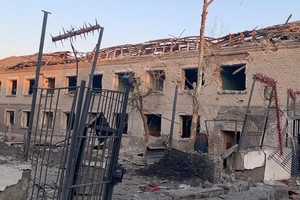 Casas ucranianas destruídas tras bombardeos rusos. AP/DW