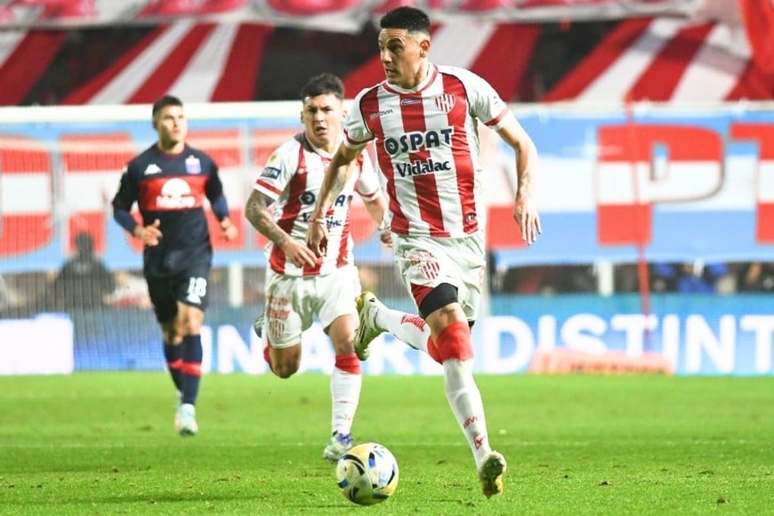 Mauricio Martínez, un jugador al que Madelón recuperó y en el puesto de volante central. La dupla con Mauro Pittón volvió a funcionar muy bien con él, pero necesita recambio. Así lo dejó entrever el técnico. Foto: Manuel Fabatía