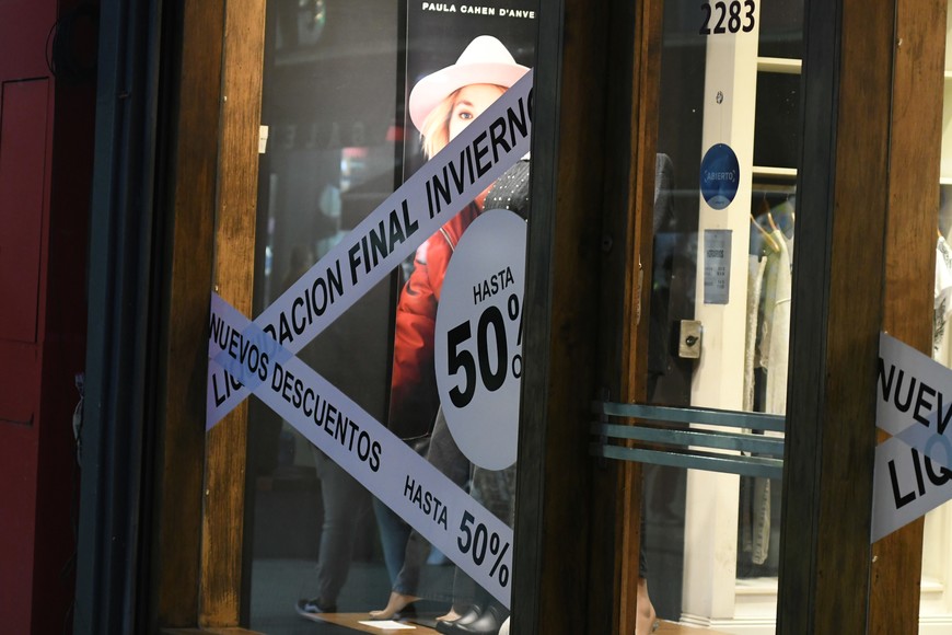 consumo ropa peatonal rebajas Foto: Manuel Fabatía.