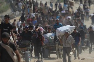 Palestinos caminan kilómetros para llegar al centro de distribución de ayuda en el corredor Netzarim