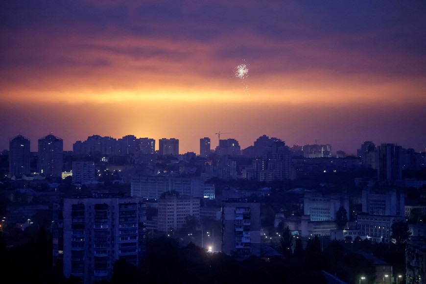 An explosion of a missile lights up the sky over the city during a Russian missile strike, amid Russia's attack on Ukraine, in Kyiv, Ukraine July 31, 2025. REUTERS/Gleb Garanich