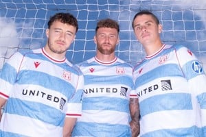 El Wrexham presentó una camiseta celeste y blanca con guiños a la bandera argentina.