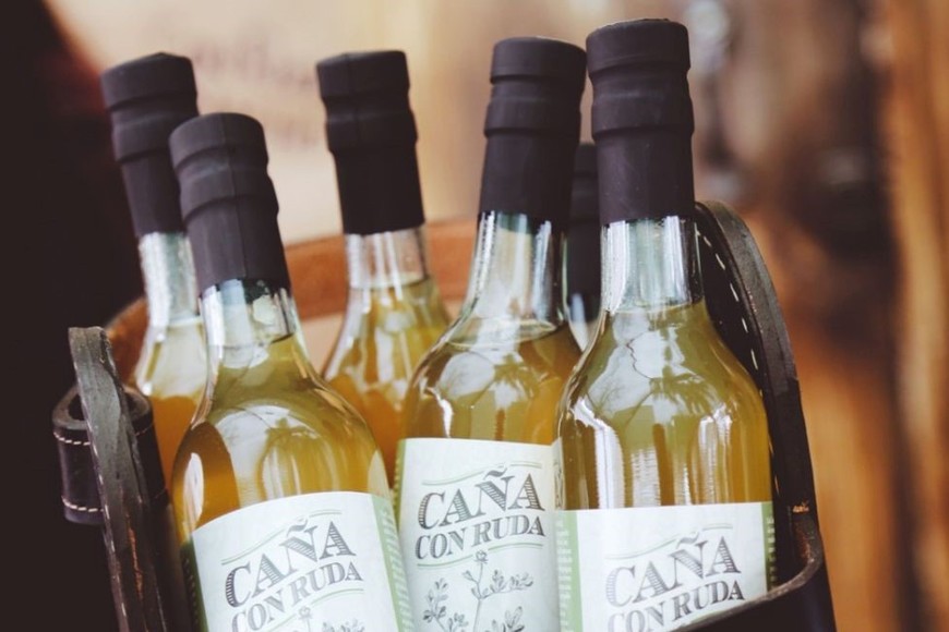 La tradición de tomar caña con ruda el 1° de agosto tiene su origen en los pueblos guaraníes.