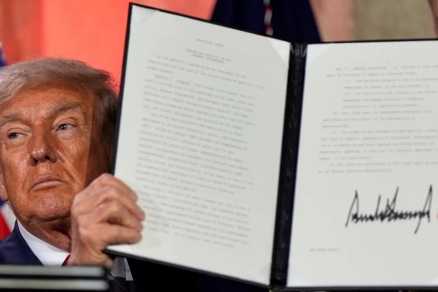 La firma de Trump a las 28 páginas del proyecto. Crédito: AP Photo/Julia Demaree Nikhinson