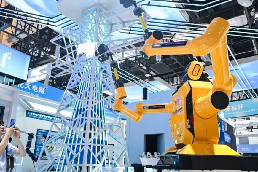 Un visitante observa un robot para mantenimiento de líneas eléctricas en la Conferencia Mundial sobre IA 2025, en Shanghai, en el este de China, el 28 de julio de 2025. Crédito: Xinhua