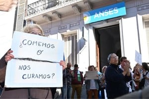 Las protestas por haberes insuficientes son crecientes. El financiamiento es incierto. 