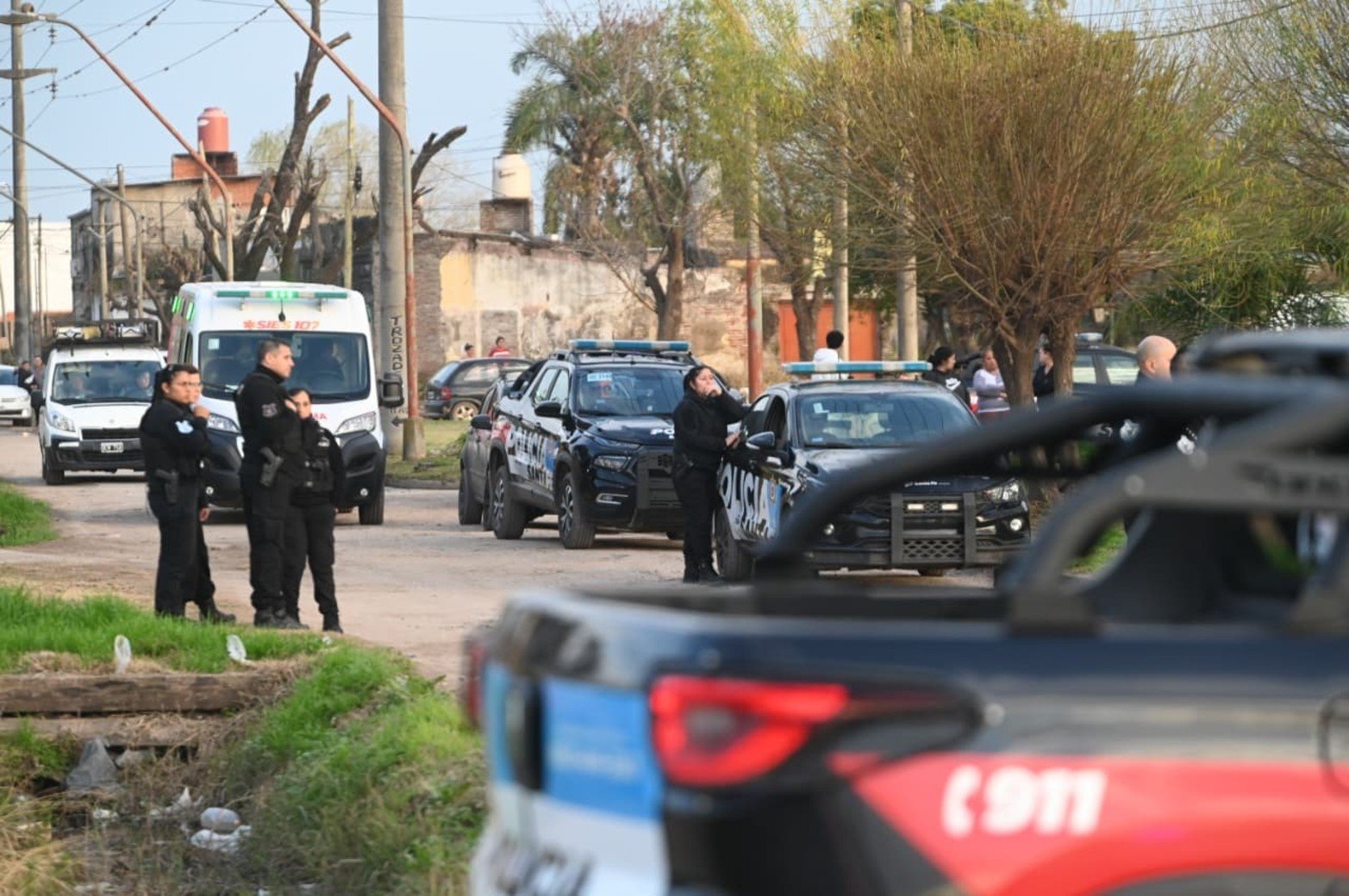 Llegaron los efectivos en gran cantidad a barrio Nueva Esperanza.