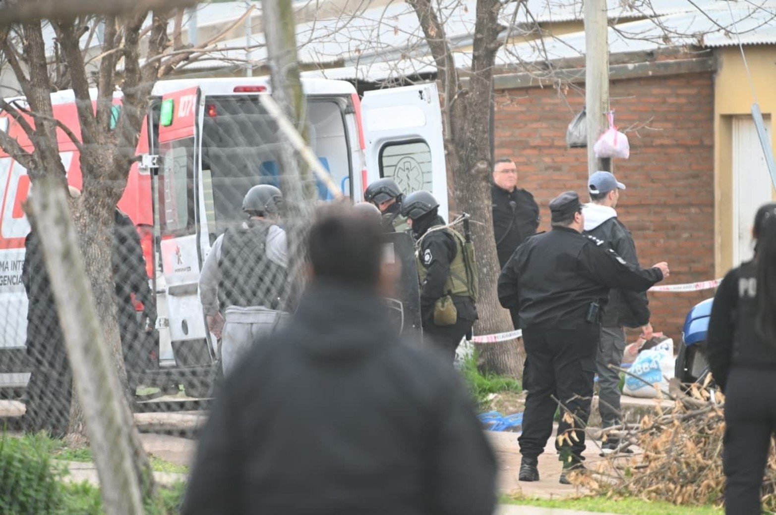 Los servicios de emergencia también se presentaron en la zona. 