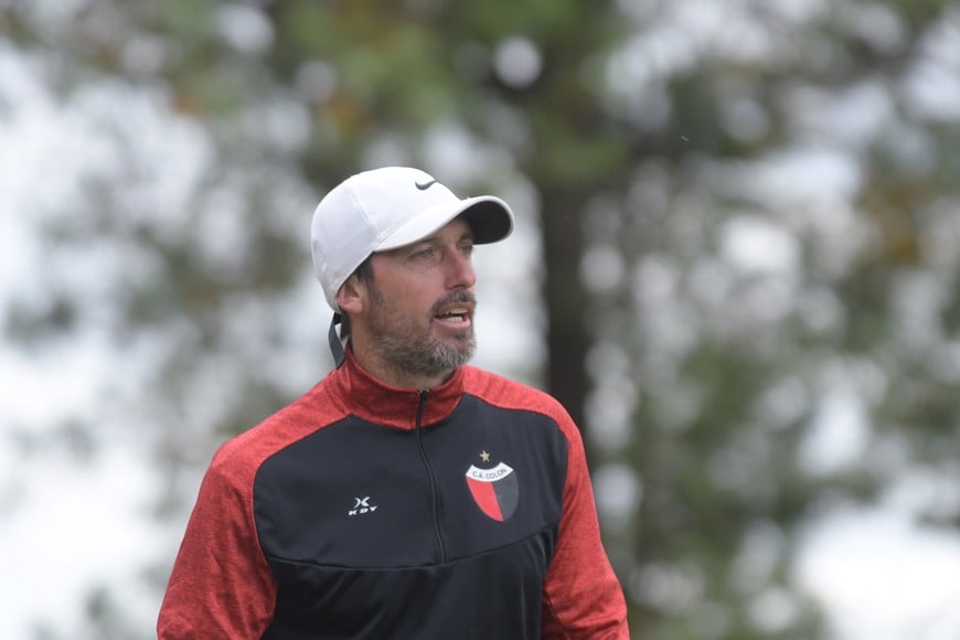 Martín Minella anunció que saldrá a pelear palo y palo el partido del domingo en Jujuy. A Colón no le queda otra que jugar cada partido a ganar para intentar achicar la gran ventaja que le lleva el último clasificado. Crédito: Luis Cetraro