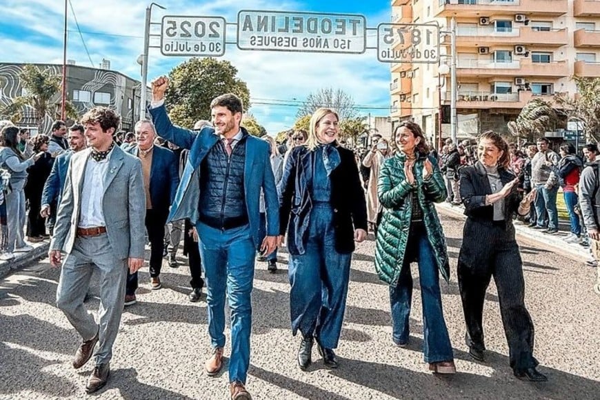 Pullaro junto a Poleri y autoridades provinciales arribando al acto en plaza Ituzaingó. Foto: Gentileza.
