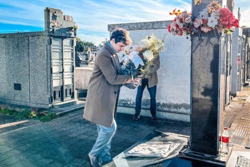 El intendente Joaquín Poleri depositando la ofrenda floral en la cruz mayor. Foto: Gentileza.