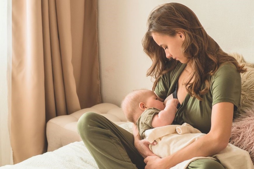 Amamantar ayuda a la recuperación posparto y protege la salud de la madre.