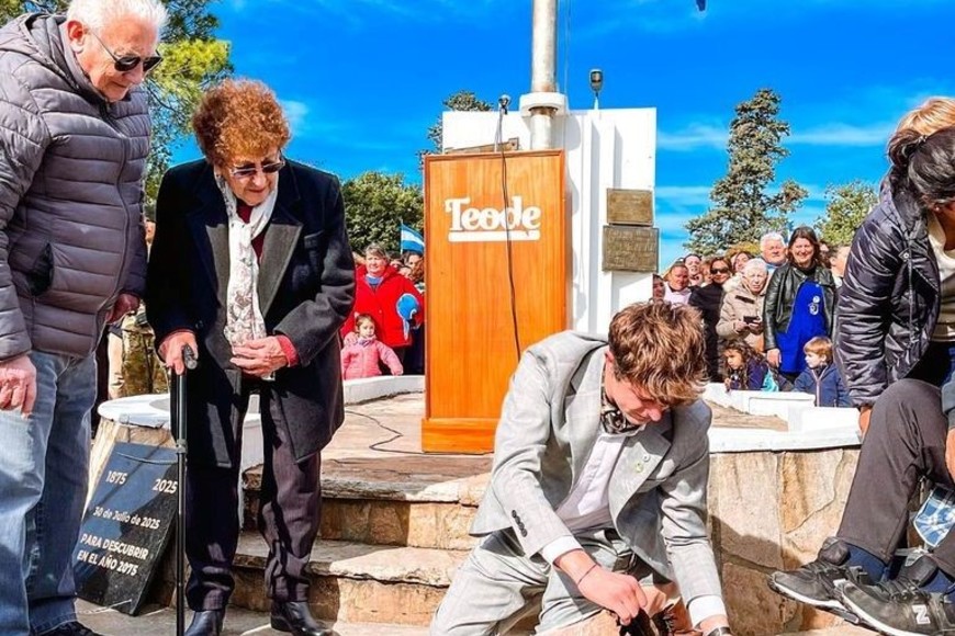 Poleri descubriendo la cápsula guardada en 1975. Foto: Gentileza.
