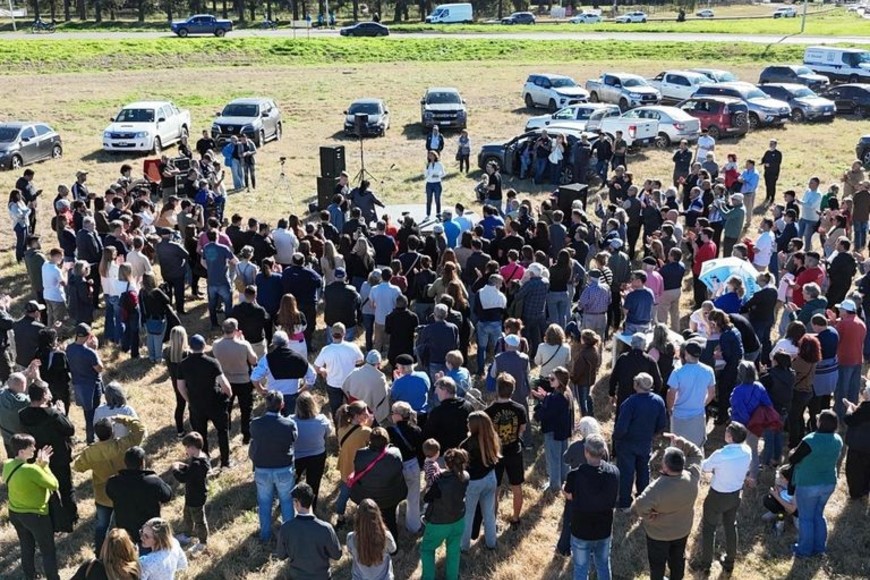 La dirigencia local y regional se dio cita en buen número en la rotonda de rutas 8 y 33.